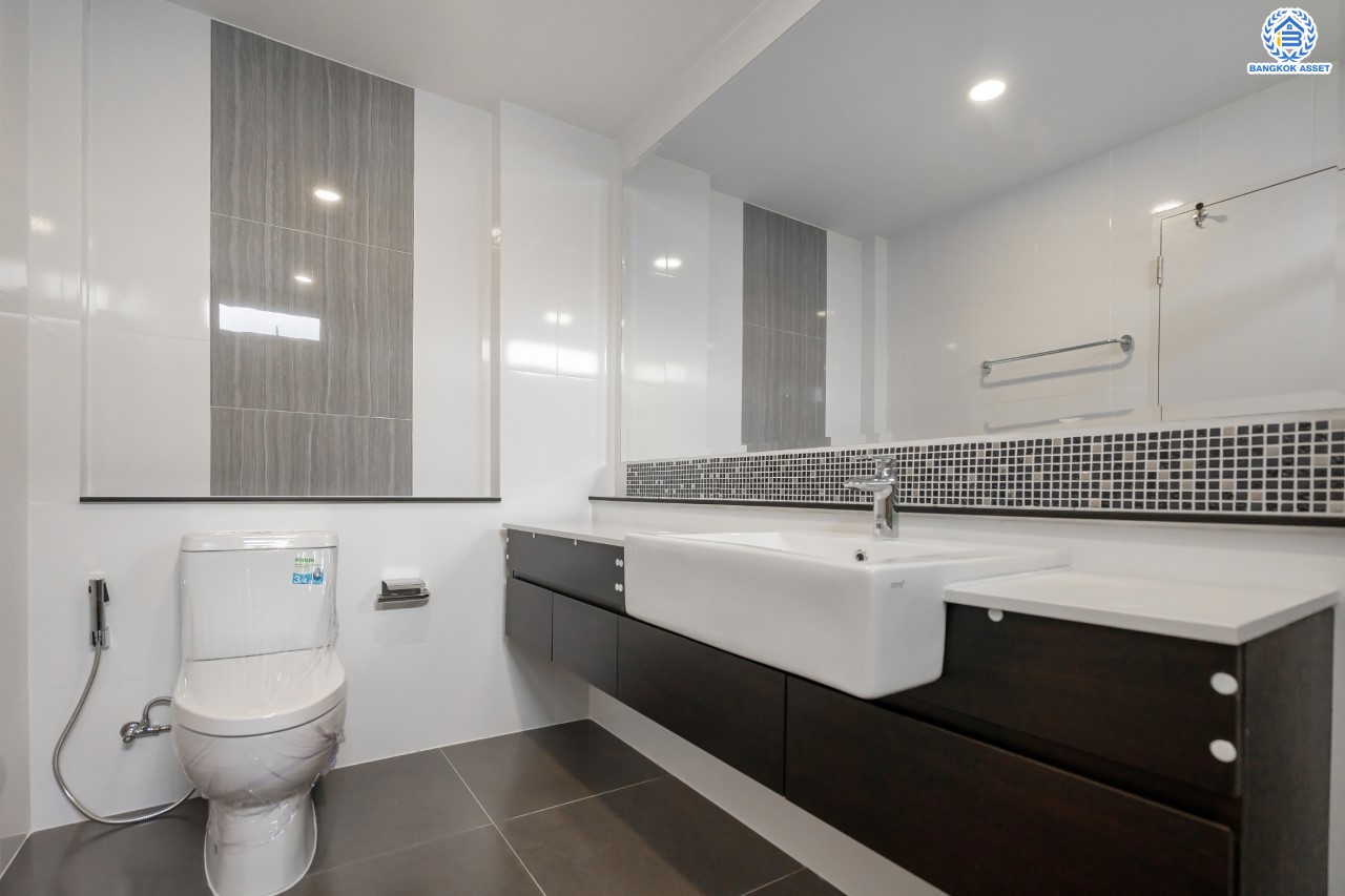 บ้านมือสองตกแต่งใหม่ ม.เดอะซิตี้ ราชพฤกษ์-ปิ่นเกล้า หลังมุม เนื้อที่ 71.8 ตร.ว. ดีไซน์ตอบทุกไลฟ์สไตล์ ฟังก์ชัน 3 ห้องนอน 5 ห้องน้ำ 1 ห้องอเนกประสงค์ 1 ห้องแม่บ้าน จอดรถได้ 2 คัน บนทำเลติดถนนใหญ่ เชื่อมต่อทุกเส้นทาง ใกล้รถไฟฟ้าสายสีม่วง "สถานีบางรักใหญ่" และจุดขึ้นทางด่วน "ศรีรัช"